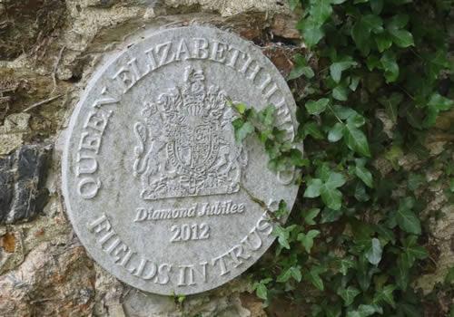 Photo Gallery Image - Queen Elizabeth II Diamond Jubilee 2012 Plaque